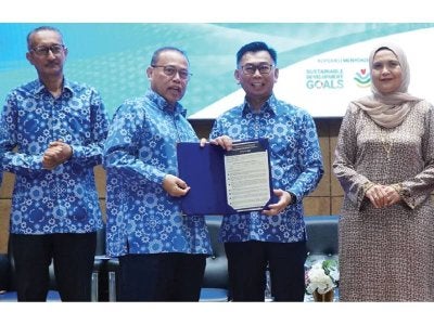 Abdul Fattah (dua dari kiri) menyerahkan resolusi Konvensyen Konsultasi Belanjawan Koperasi Malaysia 2027 kepada Mohamad.