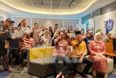 Khairul Anwar (duduk, tengah) bergambar bersama pemenang Karya Anak Pahang selepas Majlis Penyampaian Hadiah Pertandingan Karya Anak Pahang 2026 di Unit Komunikasi Strategik di sini pada Jumaat. Foto Sinar Harian.