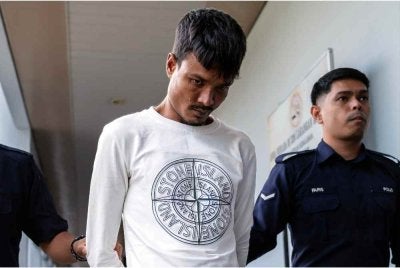 Buruh warga Rohingya Mohamad Fawyas Yasin (kiri) mengaku tidak bersalah di Mahkamah Sesyen di sini hari ini atas pertuduhan merompak kediaman legenda badminton negara Datuk Razif Sidek dengan bersenjatakan pisau, bulan lepas. Foto Bernama 