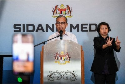 Fahmi Fadzil (kiri) yang juga jurucakap Kerajaan Madani ketika sidang media mingguan di Angkasapuri hari ini. - Foto: Bernama
