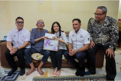 Nie Ching (tiga dari kanan) menyerahkan sumbangan kepada pelakon Veteran Salih Yaacob pada Program Ziarah Seni Madani@FINAS di kediaman beliau di Desa Pandan hari ini. - Foto: Bernama
