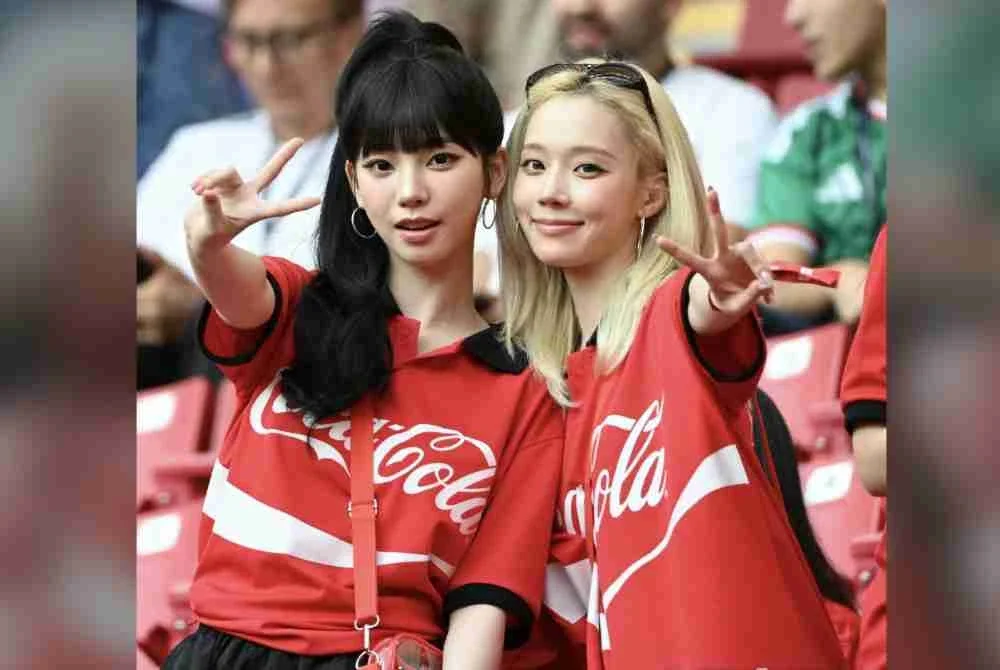 Kehadiran Karina (kiri) dan Winter di Stadium Guadalajara menjadi perhatian lensa kamera. Foto Agensi