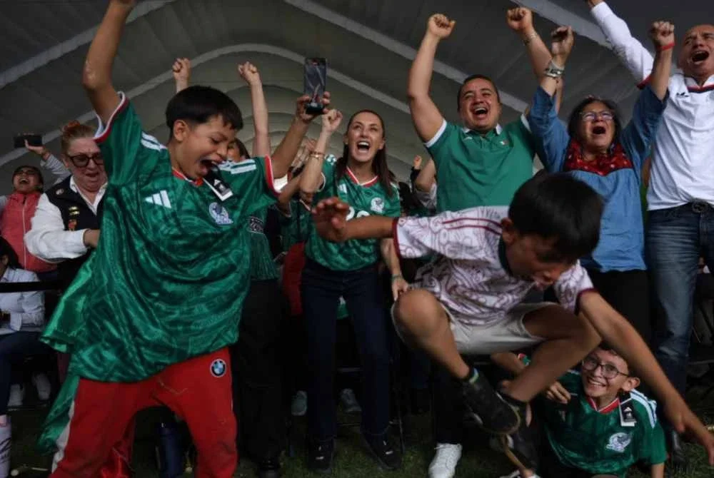 Sheinbaum (tengah) meraikan gol pertama Mexico semasa menyaksikan perlawanan Piala Dunia bersama rakyat di acara tayangan awam. Foto: Agensi