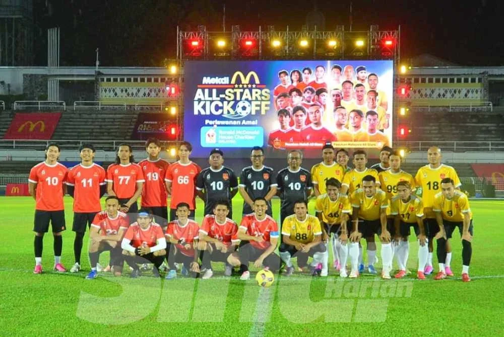 Pasukan Selebriti (kiri) bergambar kenangan bersama bekas pemain kebangsaan sebelum sepak mula Program Mekdi All Stars Kick Off: Perlawanan Amal RMHC Malaysia di Stadium Merdeka pada Jumaat. Foto Sinar Harian - ASRIL ASWANDI SHUKOR
