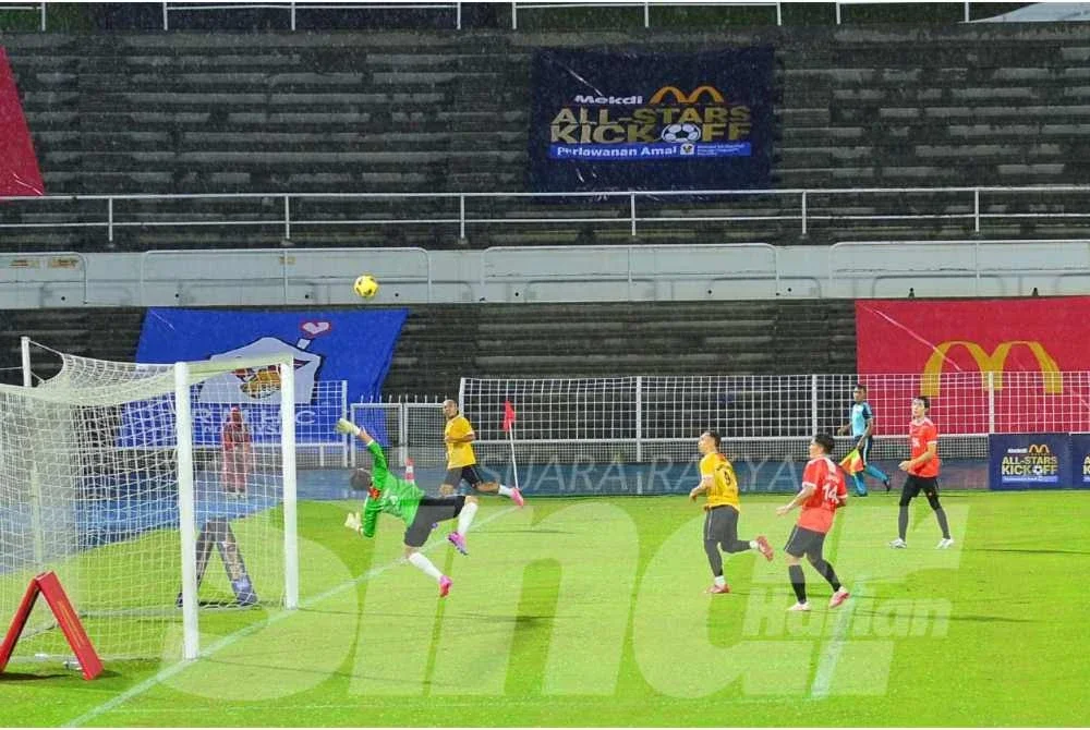 Antara aksi bekas pemain kebangsaan pada Mekdi All Stars Kick Off: Perlawanan Amal RMHC Malaysia di Stadium Merdeka pada Jumaat. Foto Sinar Harian - ASRIL ASWANDI SHUKOR