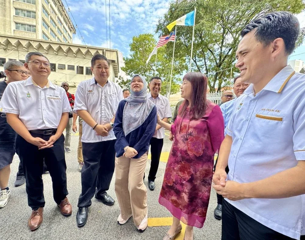Fadhlina (tengah) meninjau bangunan SJKC Heng Ee di Jalan Macalister ketika lawatannya pada Sabtu.