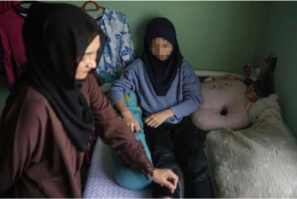 Norasikin menguruskan anak perempuannya berusia 12 tahun kini mengalami keterbatasan pergerakan sehingga tidak dapat bersekolah hampir 4 bulan selepas dipercayai terjatuh akibat kerusi yang ingin didudukinya ditarik oleh rakan sekelas dalam kejadian pada 11 Februari lepas di sebuah sekolah dekat Chuping. Foto Bernama