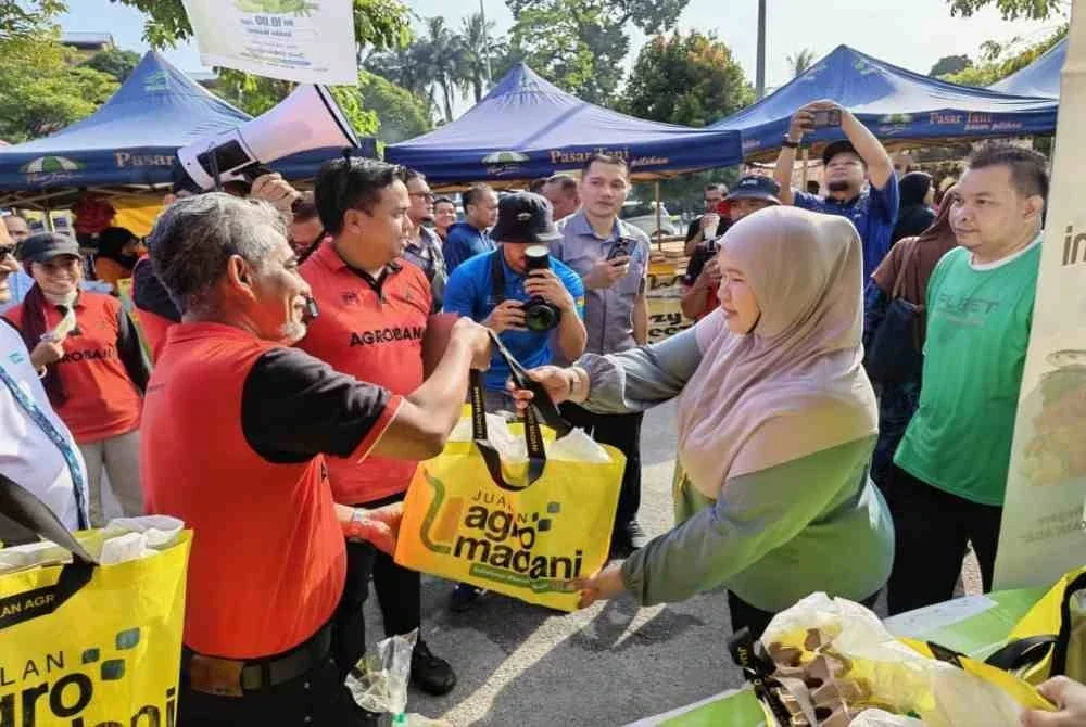 Ahmad Badli Shah menyampaikan barang dapur percuma kepada pengunjung ketika program turun padang di Pasar Tani Bandar Tasik Permaisuri, Cheras, Kuala Lumpur pada Sabtu.