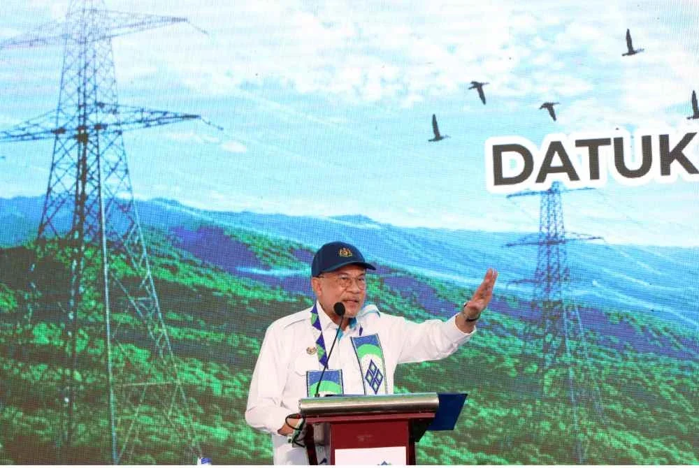 Anwar Iketika menyampaikan ucapan perasmian Peluncuran Projek Sabah Southern Madani Link di Kompleks Persatuan Kebudayaan Lundayeh Sabah pada Sabtu. Foto Bernama