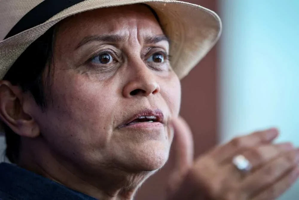 Azalina bercakap pada sidang media selepas Majlis Perasmian Pejabat Satelit Jabatan Bantuan Guaman Pengerang di Mahkamah Pengerang, Sabtu. Foto Bernama