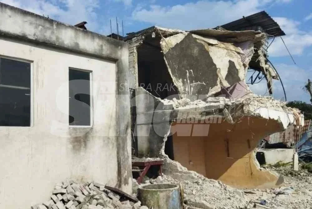 Perobohan bangunan itu bermula dengan struktur di belakang flat tersebut terlebih dahulu.