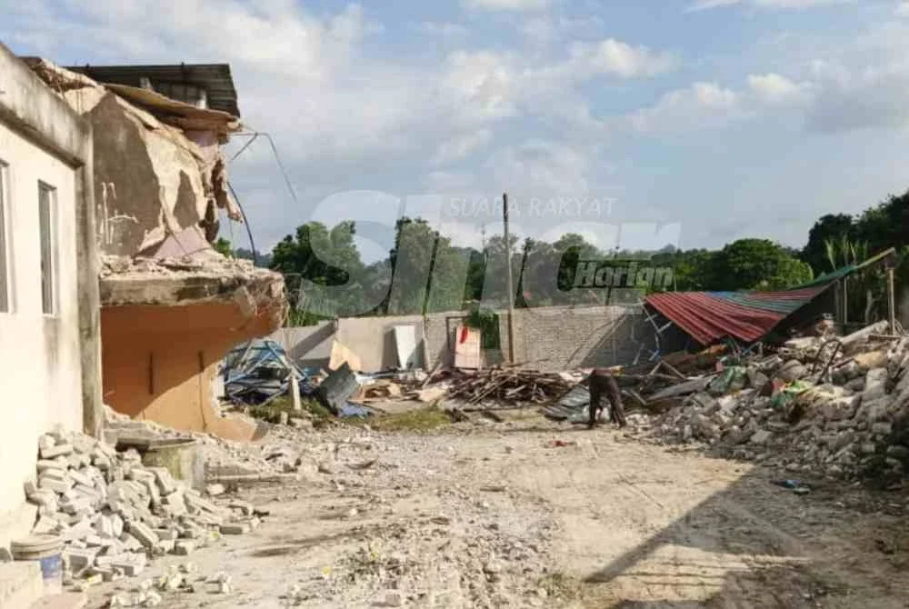 Keadaan di lokasi juga didapati lengang apabila bangunan tersebut telah dikosongkan sepenuhnya tanpa kelibat penghuni.