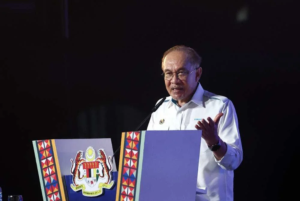Anwar menyampaikan ucapan perasmian Sambutan Minggu Perpaduan Peringkat Kebangsaan Tahun 2026 di pekarangan Kompleks Sukan Likas. Foto: Bernama 