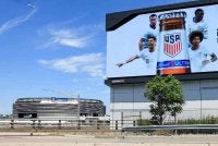 Hambar... Papan iklan yang memaparkan pemain pasukan kebangsaan AS dipasang berhampiran Stadium New York New Jersey (nama sementara bagi Stadium MetLife) menjelang Piala Dunia FIFA 2026 di East Rutherford, New Jersey. Foto Agensi