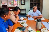 Saravanan (kanan) mengadakan mesyuarat penyelarasan bersama Pejabat Daerah dan Tanah Batang Padang berkaitan pemasangan lampu jalan LED solar pintar di sekitar Tapah.