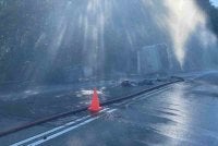 Penghalang air digunakan bagi menyekat penyebaran wap asid hidroklorik yang tumpah ke laluan utama jalan raya. Foto JBPM Pahang
