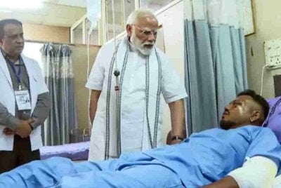 Ramesh ketika dilawati oleh Perdana Menteri India Narendra Modi di hospital selepas insiden berkenaan. Foto NDTV