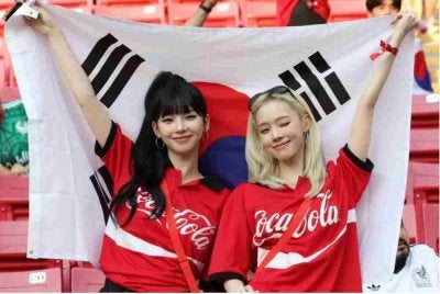 Karina (kiri) dan Winter hadir memberi sokongan kepada skuad Taegeuk Warriors di Stadium Guadalajara. Foto Agensi