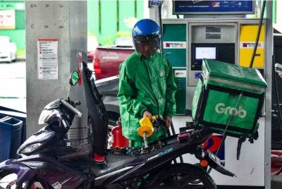 Melalui mekanisme subsidi bahan api BUDI95 dan BUDI MADANI, kerajaan melindungi isi rumah dan perniagaan daripada tekanan awal akibat kenaikan mendadak harga global. Foto Bernama