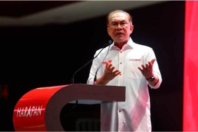Anwar ketika berucap pada pelancaran Jentera Pilihan Raya Pakatan Harapan Negeri Sembilan bagi PRN Negeri Sembilan ke- 16 di Karisma Arena malam ini. - Foto: Bernama
