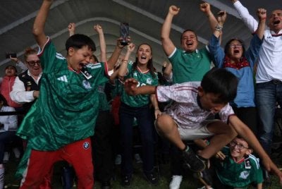 Sheinbaum (tengah) meraikan gol pertama Mexico semasa menyaksikan perlawanan Piala Dunia bersama rakyat di acara tayangan awam. Foto: Agensi