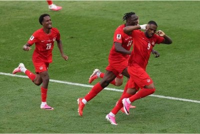 Jaringan penyamaan Cyle Larin (kanan) mencetuskan sorakan lebih 40,000 penyokong di Stadium Toronto. - Foto: Agensi
