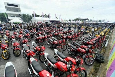 Sebahagian motosikal yang berada di Litar Permotoran Terengganu, Kompleks Sukan Gong Badak di Kuala Nerus sempena Himpunan RXZ Members 5.0. - FOTO: Urusetia Penerangan Darul Iman (UPDI)