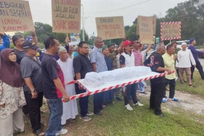 Penduduk mengadakan perhimpunan aman di tepi Persiaran Mokhtar Dahari bagi mendesak pihak berkuasa mempercepatkan penyelesaian isu keselamatan di laluan berkenaan.