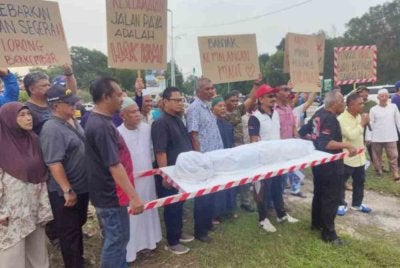 Penduduk mengadakan perhimpunan aman di tepi Persiaran Mokhtar Dahari bagi mendesak pihak berkuasa mempercepatkan penyelesaian isu keselamatan di laluan berkenaan.