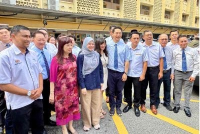 Fadhlina (tengah) ketika membuat lawatan ke SJKC Heng Ee di Jalan Macalister pada Sabtu.