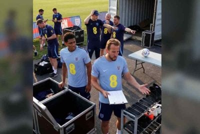 Gambar AI yang memaparkan situasi pasukan England yang menjadi mangsa kecurian di kem latihan mereka di Kansas City.