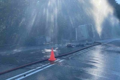 Penghalang air digunakan bagi menyekat penyebaran wap asid hidroklorik yang tumpah ke laluan utama jalan raya. Foto JBPM Pahang