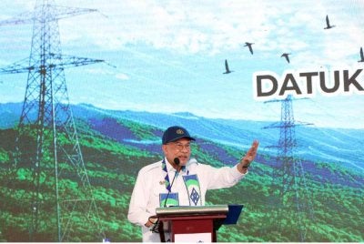 Anwar Iketika menyampaikan ucapan perasmian Peluncuran Projek Sabah Southern Madani Link di Kompleks Persatuan Kebudayaan Lundayeh Sabah pada Sabtu. Foto Bernama