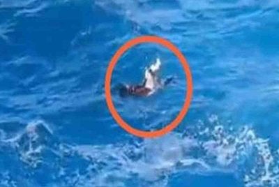 Hasrat seorang remaja perempuan untuk merakam gambar di lokasi pelancongan bertukar tragedi apabila dia dilaporkan maut selepas terjatuh ke dalam laut.