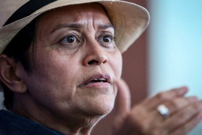 Azalina bercakap pada sidang media selepas Majlis Perasmian Pejabat Satelit Jabatan Bantuan Guaman Pengerang di Mahkamah Pengerang, Sabtu. Foto Bernama
