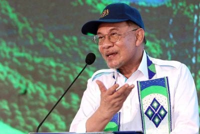 Anwar ketika menyampaikan ucapan perasmian Peluncuran Projek Sabah Southern Madani Link di Kompleks Persatuan Kebudayaan Lundayeh Sabah pada Sabtu. Foto Bernama