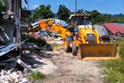 Tangkap layar video dikongsikan Johan menunjukkan sebuah jengkaut sedang melakukan kerja merobohkan penempatan haram di Sungai Tekali, Hulu Langat.