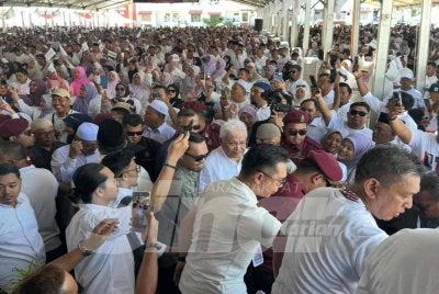 Hamzah yang tiba di Konvensyen Reset pertama dan dikerumuni penyokong.