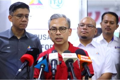 Fahmi (tengah) ketika ditemui media selepas program AI @ Nadi di NADI Seri Menanti pada Sabtu. Foto: Bernama 