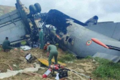 Pesawat berkenaan terhempas ketika mendarat di sebuah Stesen Tentera Udara. Foto NDTV