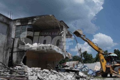 Kerja-kerja perobohan sedang giat dilaksanakan.
