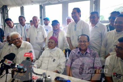 Abdul Hadi (tiga dari kanan) bersama Hamzah (kiri) dan Ahmad Samsuri (dua dari kanan) pada Konvensyen Reset Malaysia yang diadakan di Tapak Ekspo, Taman Harmoni, Tanah Merah pada Sabtu.
