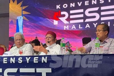 Abdul Hadi (tengah) bersama Hamzah (kiri) dan Ahmad Samsuri pada Konvensyen Reset Malaysia yang diadakan di Tapak Ekspo, Taman Harmoni, Tanah Merah pada Sabtu.