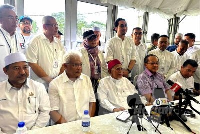 Ahmad Samsuri (dua dari kanan) pada Konvensyen Reset Malaysia yang diadakan di Tapak Ekspo, Taman Harmoni, Tanah Merah pada Sabtu.