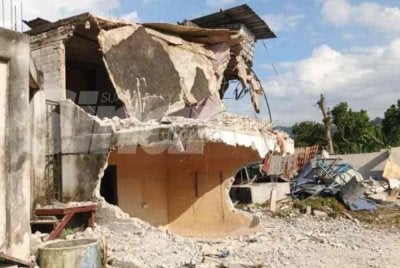 Pemilik tanah berkenaan mula merobohkan sebahagian struktur di penempatan itu sejak 9 pagi tadi dengan menggunakan khidmat dua pekerja serta sebuah jengkaut.