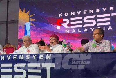 Dr Ahmad Samsuri (kanan), Abdul Hadi (tengah) dan Hamzah (kiri) yang hadir pada konvensyen di Tanah Merah.
FOTO: ADILA SHARINNI WAHID 