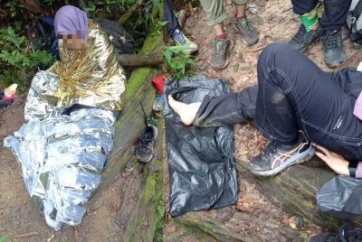 Khidmat bomba diperlukan bagi membantu membawa turun mangsa yang disyaki mengalami patah kaki. Foto JBPM Pahang