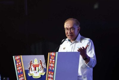 Anwar menyampaikan ucapan perasmian Sambutan Minggu Perpaduan Peringkat Kebangsaan Tahun 2026 di pekarangan Kompleks Sukan Likas. Foto: Bernama 