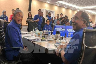 Ahmad Zahid (kiri) mempengerusikan Mesyuarat Agung Tahunan BN di Pejabat UMNO Johor pada malam Sabtu.