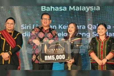 Asyikin (dua dari kanan) menerima hadiah utama bagi kategori Anugerah Kewartawanan (Laporan Berita) Bahasa Melayu pada KPA 2026 yang berlangsung di Kota Kinabalu pada Sabtu.